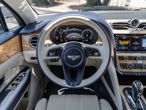 Used 2024 Bentley Bentayga AWD/4WD image 2