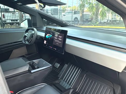 Used 2024 Tesla Cybertruck AWD Crew Cab image 9