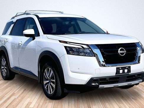 Used 2025 Nissan Pathfinder SL FWD image 9