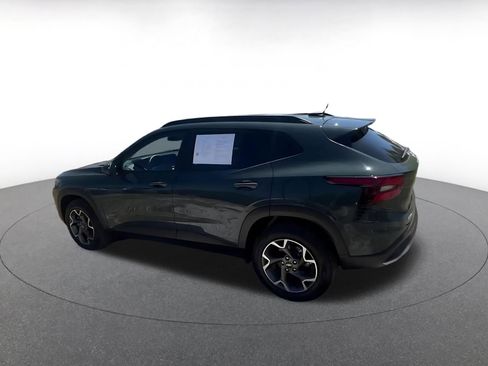 Used 2025 Chevrolet Trax LT w/ LT Convenience Package image 10