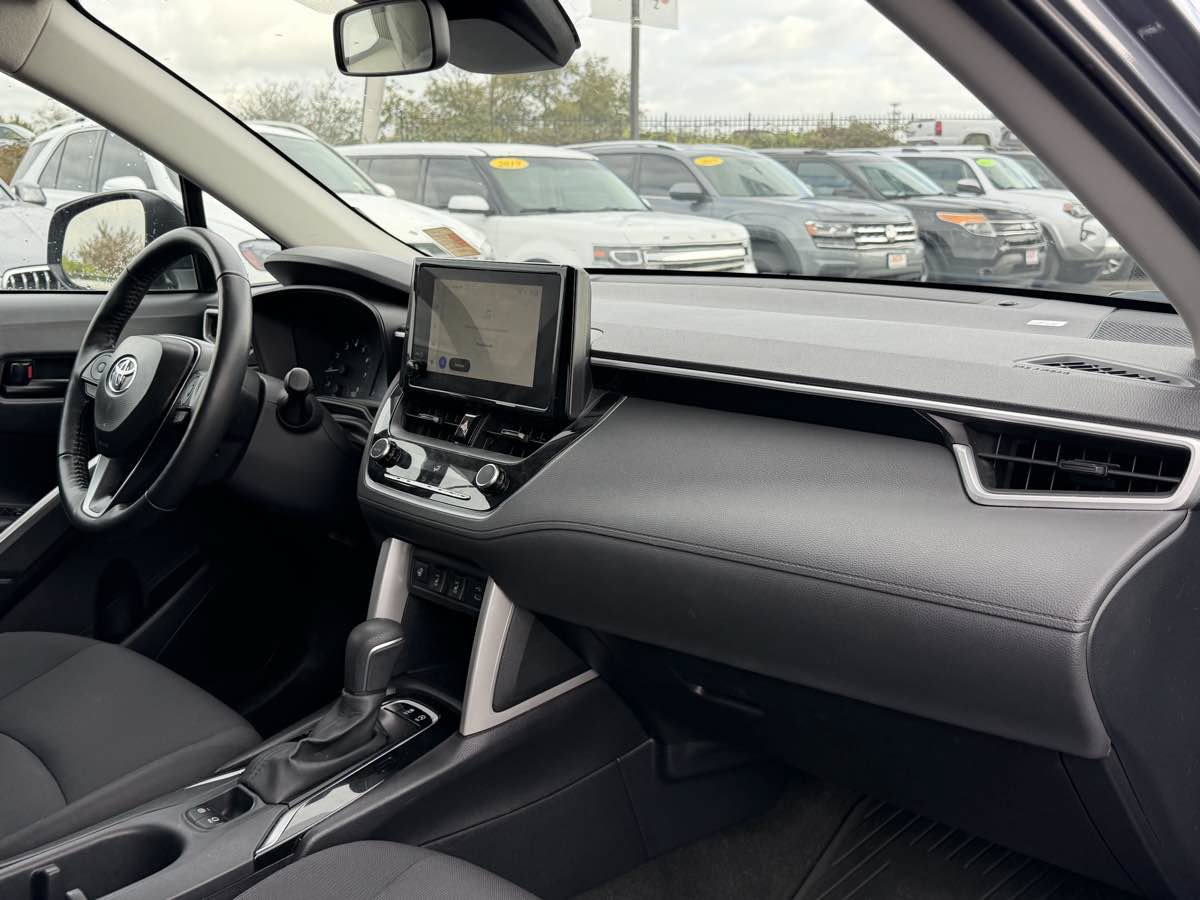 Used 2025 Toyota Corolla Cross LE AWD/4WD image 18