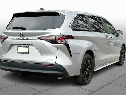 Used 2023 Toyota Sienna XLE FWD image 12