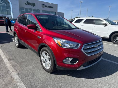 Used 2019 Ford Escape SE image 2