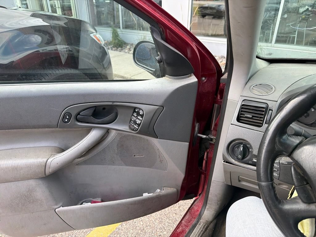 Used 2005 Ford Focus ZX4 Sedan FWD image 10