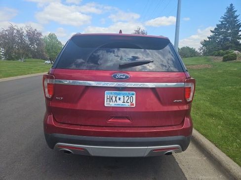Used 2017 Ford Explorer XLT w/ Equipment Group 202A AWD/4WD image 5