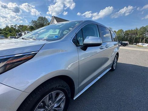 Used 2023 Toyota Sienna XLE AWD/4WD image 12