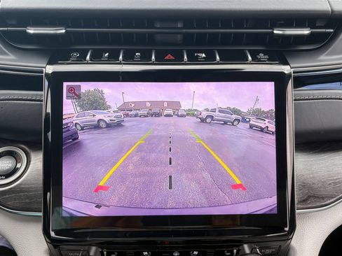 Used 2022 Jeep Grand Cherokee Overland w/ Luxury Tech Group IV AWD/4WD image 16