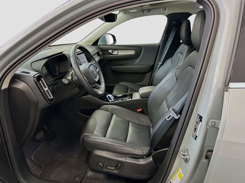 Used 2025 Volvo XC40 B5 Plus image 13