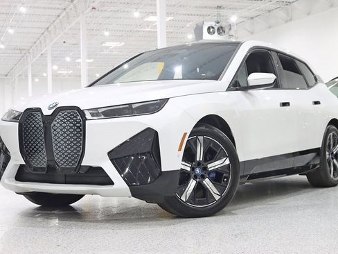 Used 2023 BMW iX xDrive50 w/ Premium Package image 6