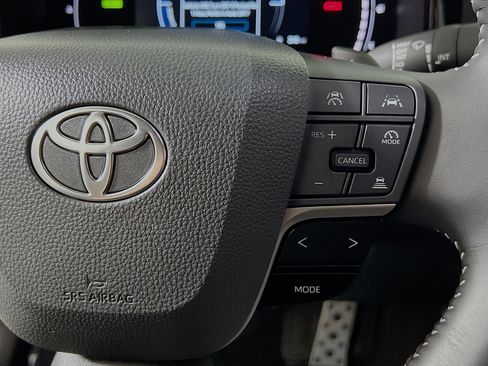 Used 2025 Toyota Camry SE w/ Convenience Package image 20