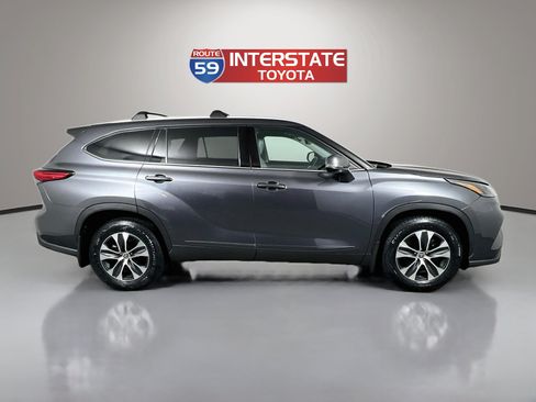Used 2022 Toyota Highlander XLE AWD/4WD image 8