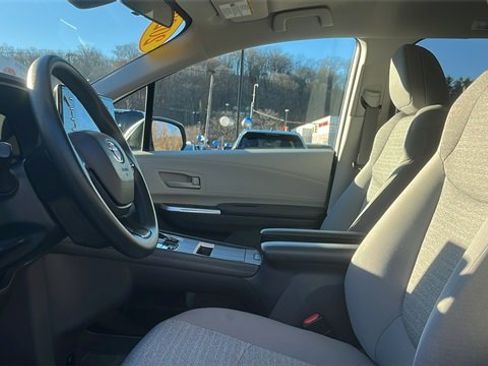 Certified 2022 Toyota Sienna LE image 9