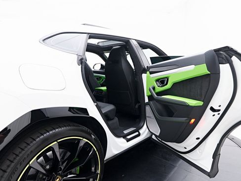 Used 2022 Lamborghini Urus image 34