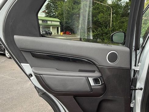 Used 2018 Land Rover Discovery SE image 16