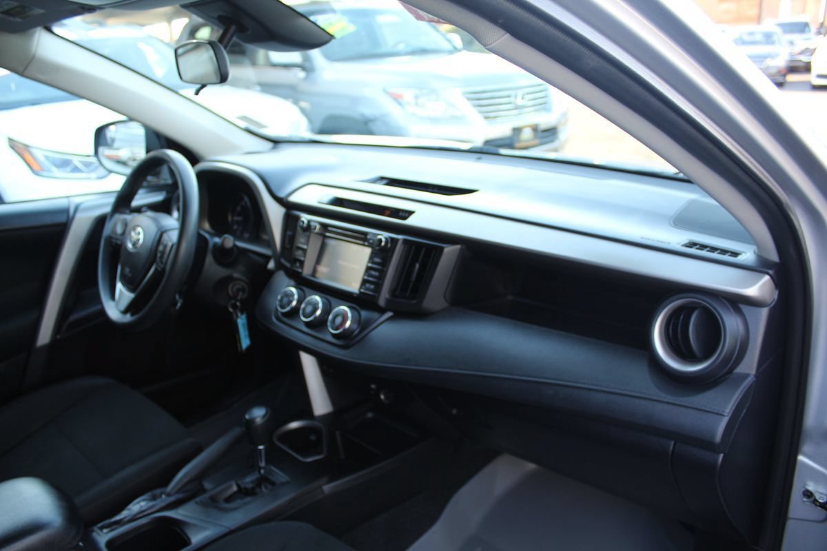 Used 2018 Toyota RAV4 LE FWD image 19