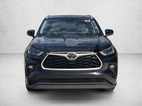 Used 2023 Toyota Highlander XLE image 2