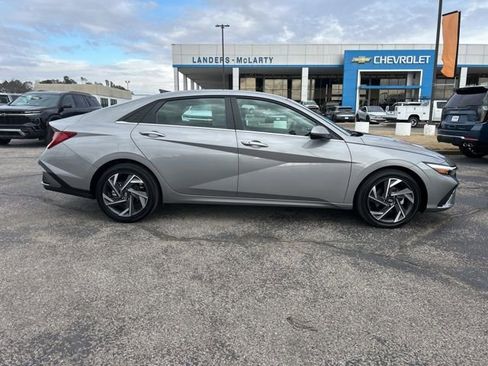 Used 2025 Hyundai Elantra SEL image 2