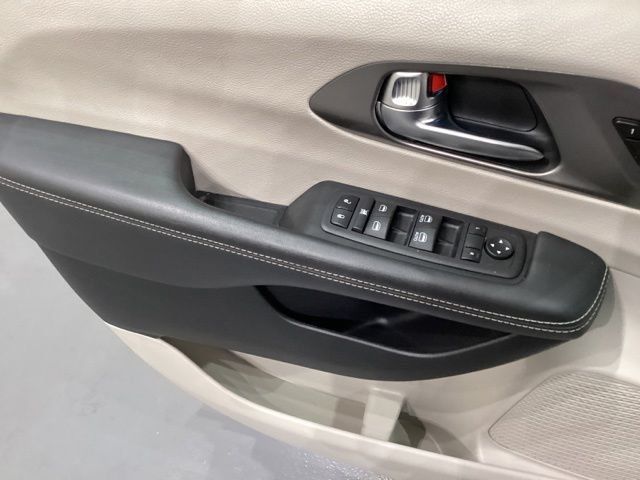 Used 2023 Chrysler Pacifica Touring-L FWD image 24