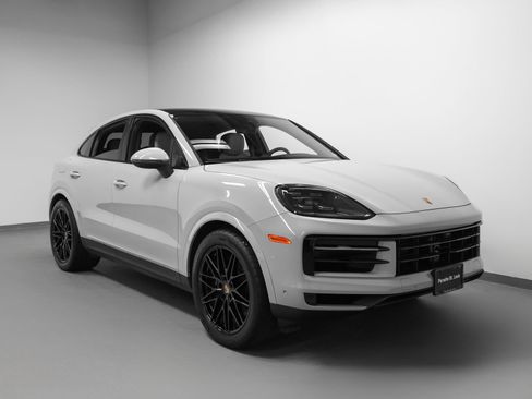 Certified 2024 Porsche Cayenne Coupe AWD/4WD image 10