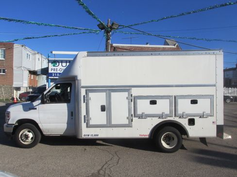 Used 2024 Ford E-350 and Econoline 350 Super Duty w/ Power Windows & Locks Group image 7