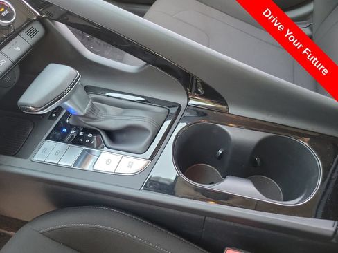 Used 2025 Hyundai Elantra SEL FWD image 13