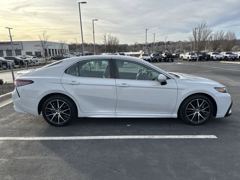 Used 2023 Toyota Camry SE image 11