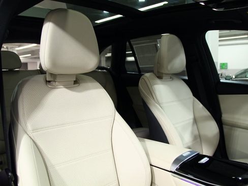 Used 2025 Mercedes-Benz GLC 300 4MATIC image 24