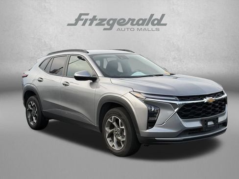 Used 2025 Chevrolet Trax LT FWD image 1