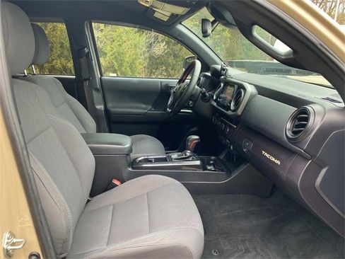 Used 2018 Toyota Tacoma TRD Sport image 38