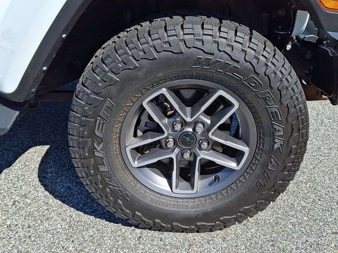 Certified 2022 Jeep Gladiator Overland w/ Popular Equipment Package AWD/4WD image 8