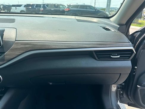 Used 2025 Nissan Altima 2.5 SV FWD image 16
