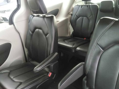 Used 2023 Chrysler Pacifica Touring-L FWD image 9