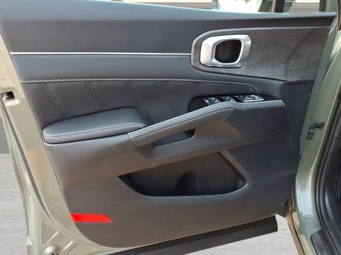Used 2025 Kia Sorento SX AWD/4WD image 16