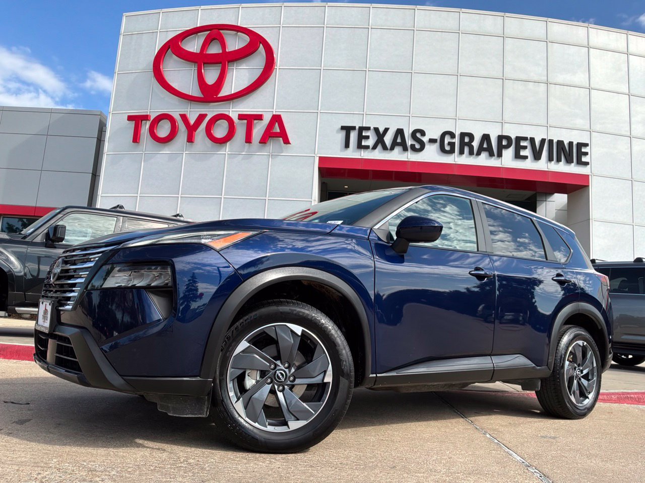 Used 2025 Nissan Rogue SV FWD image 2