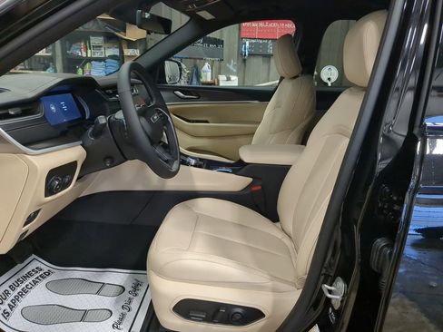 New 2025 Jeep Grand Cherokee L Limited w/ Luxury Tech Group II image 10