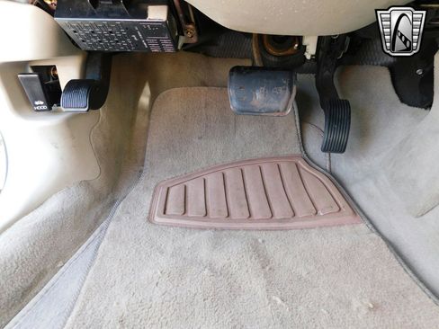 Used 2003 Lincoln Town Car Executive image 14