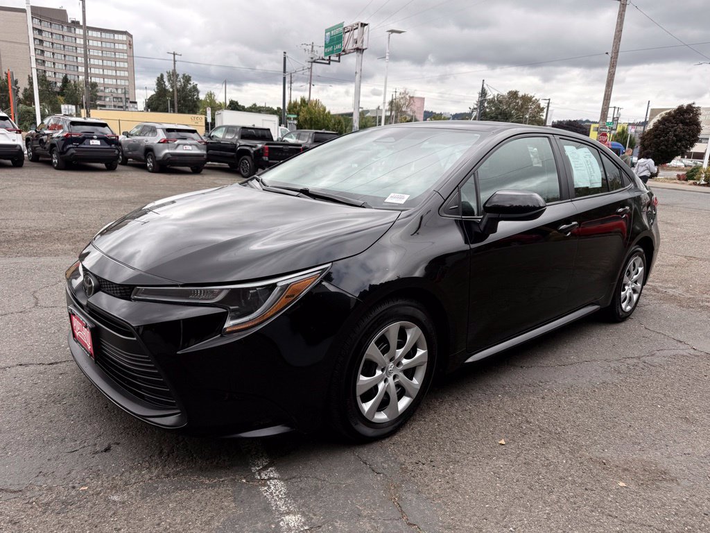 Used 2025 Toyota Corolla LE FWD image 4