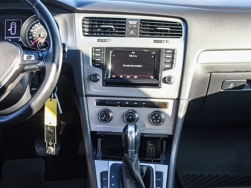 Used 2015 Volkswagen Golf S image 14