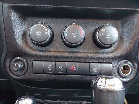 Used 2018 Jeep Wrangler Unlimited Sahara image 35