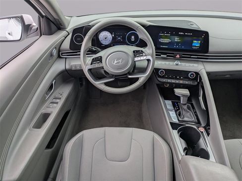 Used 2025 Hyundai Elantra SEL image 15