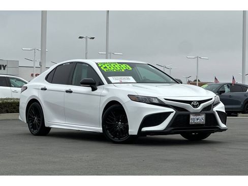 Used 2022 Toyota Camry SE FWD image 2