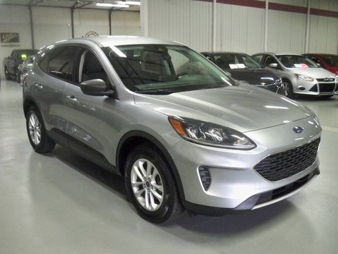 Used 2022 Ford Escape SE image 3