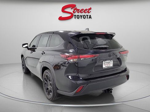 Certified 2024 Toyota Highlander AWD image 2