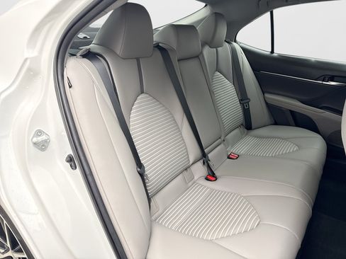 Used 2021 Toyota Camry SE w/ Cold Weather Package FWD image 17