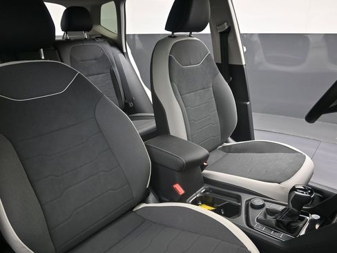 Used 2025 Volkswagen Taos SE image 5