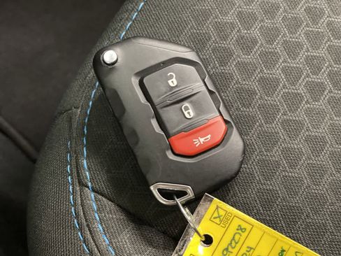 Used 2024 Jeep Wrangler Unlimited Rubicon 4xe image 31