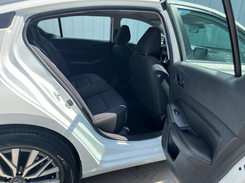 Used 2025 Nissan Altima 2.5 SV FWD image 14