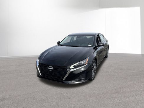 Used 2024 Nissan Altima 2.5 SV FWD image 2