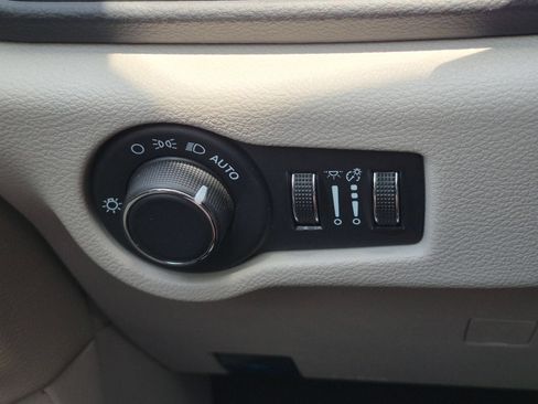 Used 2023 Chrysler Voyager LX FWD image 17
