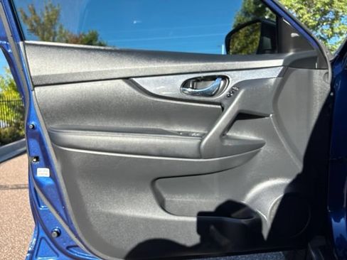 Used 2018 Nissan Rogue SV AWD/4WD image 16